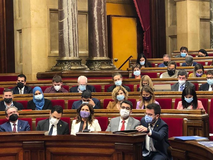 Els escons del Govern en la sessió de control en el ple del Parlament