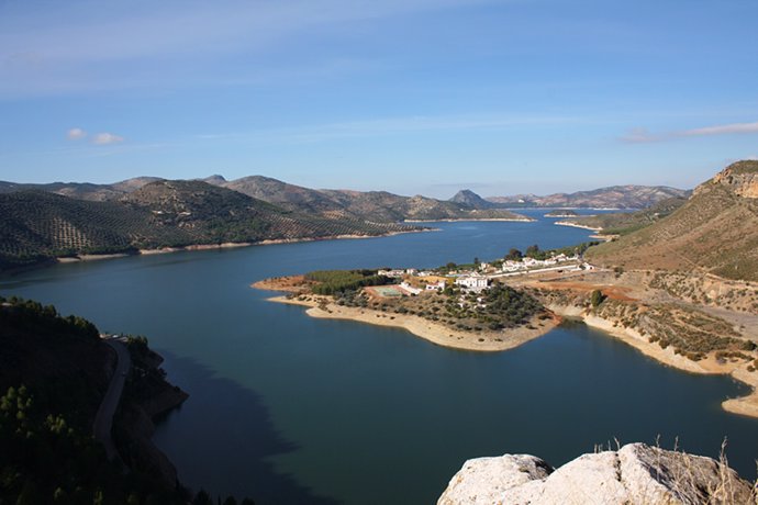 Archivo - El embalse de Iznájar con algunos núcleos de población diseminados