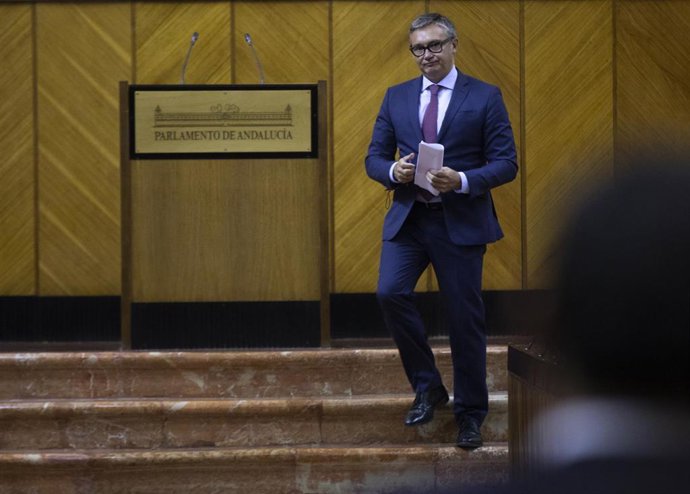 El portavoz del grupo parlamentario Vox en Andalucía, Manuel Gavira (d), tras su intervención en la primera sesión del Debate sobre el Estado de la Comunidad a 27 de octubre del 2020. (Foto de archivo).