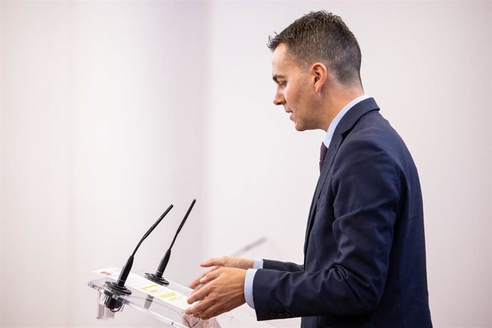 El portavoz del Grupo Parlamentario Socialista en el Congreso de los Diputados, Héctor Gómez, responde a los medios en una rueda de prensa en el Congreso de los Diputados, a 28 de octubre de 2021, en Madrid, (España). 