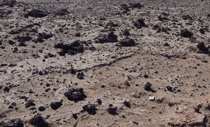 Una nueva investigación encuentra que el vidrio de silicato oscuro esparcido por una vasta franja del desierto de Atacama fue creado por la explosión de un cometa hace unos 12.000 años.