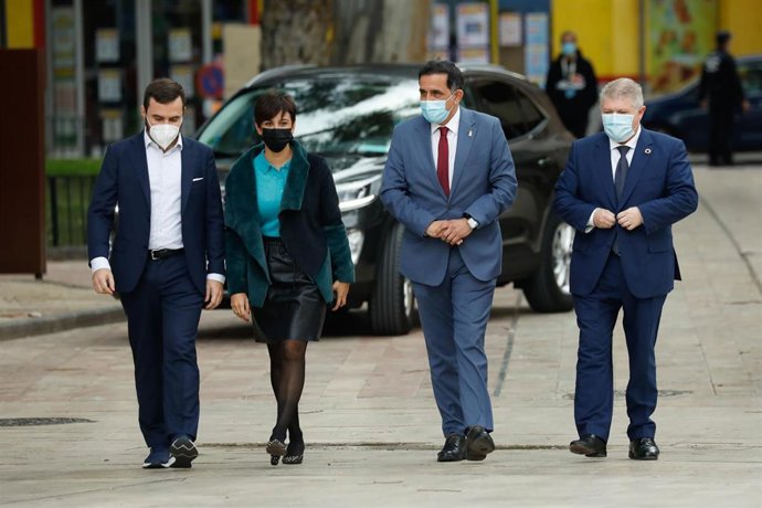 La ministra de Política Territorial, Isabel Rodríguez, participa en Murcia en la Jornadas 'Diáologos sobre el Futuro de los Jóvenes'. En la imagen junto al delegado del gobierno, José Vélez y el alcalde José Antonio Serrano.