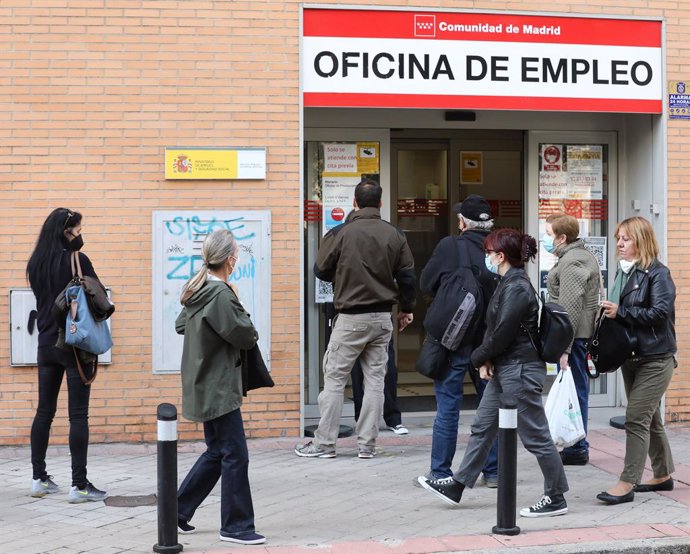 Varias personas en la puerta de una Oficina del Servicio Público de Empleo Estatal (SEPE), el día en el que se han conocido los datos de paro del mes de septiembre de 2021, a 4 de octubre de 2021, en Madrid, (España). El pasado septiembre se ha registra