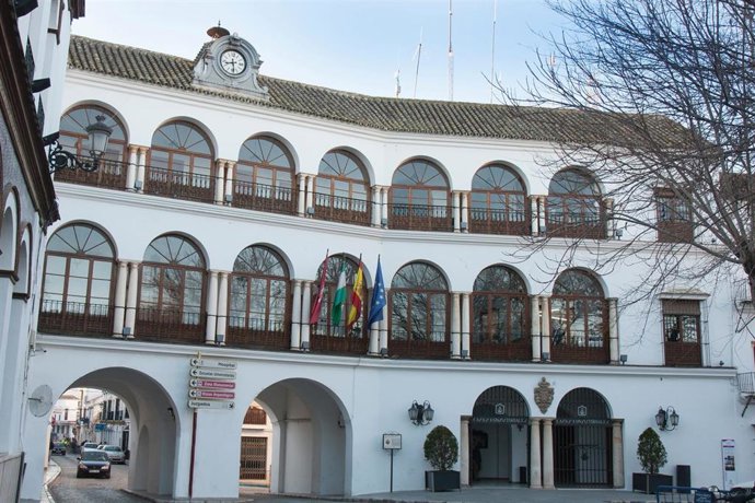 Archivo - Imagen de archivo de la fachada del Ayuntamiento de Osuna (Sevilla)