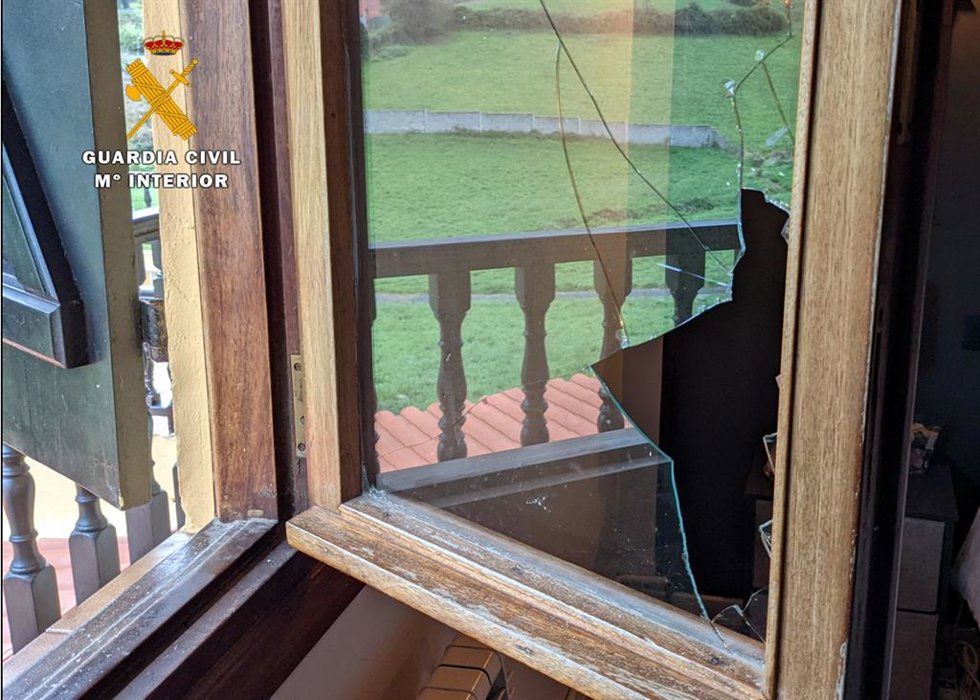Cristal roto de la vivienda donde se cometió el robo
