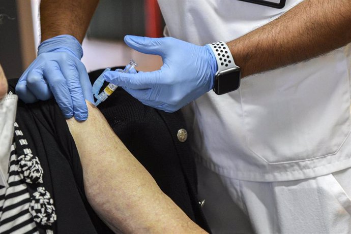 Una mujer recibe una dosis de la vacuna contra la gripe, en el Centro de Salud Plaza Segovia,  27 de octubre de 2021, en Valencia, Comunidad Valenciana (España). La Conselleria de Sanidad comienza este miércoles a vacunar contra la gripe a 700.000 mayor