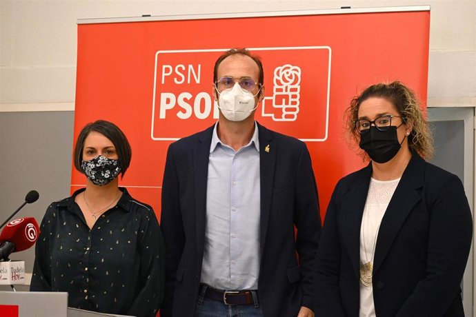 El parlamentario foral y secretario de Acción Electoral y Adjunto a Organización del PSN, Jorge Aguirre, la secretaria de Política Municipal, Esther Iso (D), y la secretaria de Acción Local en la Ribera, Patricia Cueva.