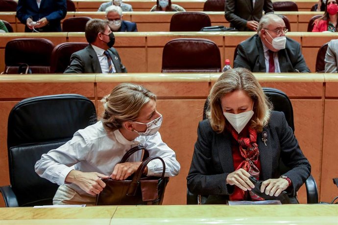 La vicepresidenta segunda y ministra de Trabajo y Economía Social, Yolanda Díaz (i) y la vicepresidenta primera y ministra de Asuntos Económicos, Nadia Calviño (d), durante una sesión de control al Gobierno en el Senado.