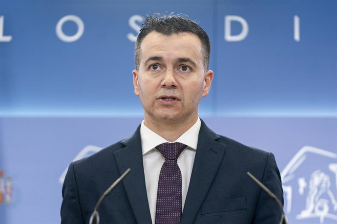 El portavoz del Grupo Parlamentario Socialista en el Congreso de los Diputados, Héctor Gómez, responde a los medios en una rueda de prensa posterior a una Junta de Portavoces en el Congreso de los Diputados, a 26 de octubre de 2021, en Madrid, (España).