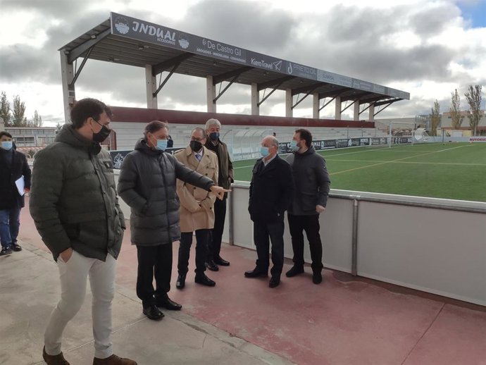 El alcalde de Salamanca visita las mejoras efectuadas en el estadio Reina Sofía.