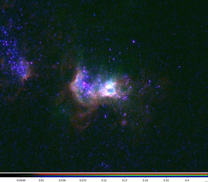 Esta imagen amplía la región de Mrk 71 en la galaxia NGC 2366. Los colores rojo, azul y verde reflejan la emisión de iones de oxígeno y helio. Las observaciones se realizaron desde el telescopio espacial Hubble.