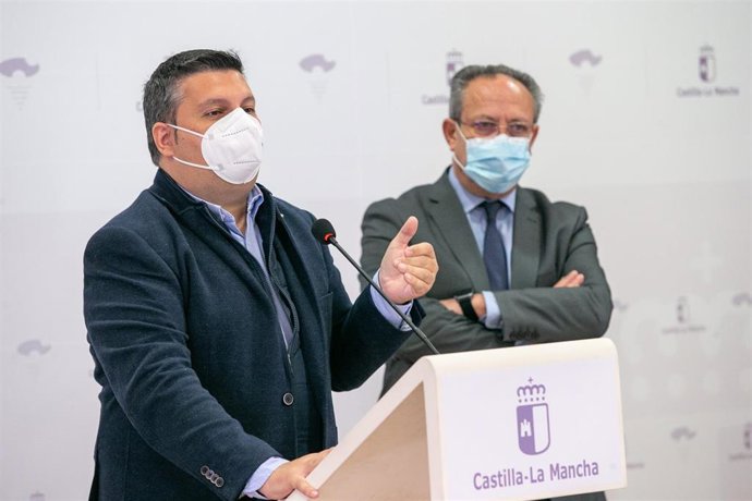 El consejero de Hacienda y Administraciones Públicas, Juan Alfonso Ruiz Molina, con el secretario general de UGT Castilla-La Mancha, Luis Manuel Monforte.