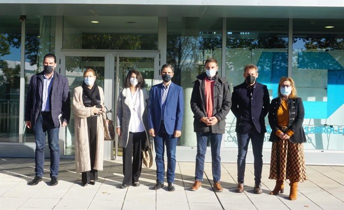 El secretario general del PSOE-M, Juan Lobato, junto al alcalde de Alcalá de Henares, Javier Rodríguez Palacios, y los diputados Fernando Fernández Lara , Pilar Sánchez Acera y Marta Bernardo.