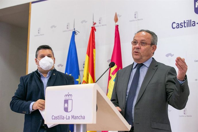 El consejero de Hacienda y Administraciones Públicas, Juan Alfonso Ruiz Molina, mantiene una reunión con el secretario general de UGT Castilla-La Mancha, Luis Manuel Monforte.