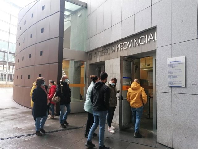 Familiares de Javier Ardines llegan a los juzgados en la segunda jornada de la vista por la muerte del edil.