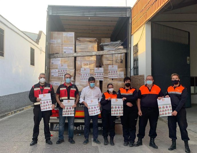 El delegado de Cohesión Social, Consumo, Participación Ciudadana y Protección Civil de la institución provincial, Rafael Llamas (centro), junto al camión con ayuda para afectados por el volcán de La Palma.