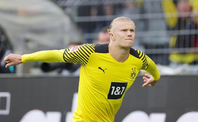 Erling Haaland of Borussia Dortmund celebrates during the German championship Bundesliga football match between Borussia Dortmund and FSV Mainz 05 on October 16, 2021 at Signal Iduna Park in Dortmund, Germany - Photo Ralf Ibing / firo Sportphoto / DPPI