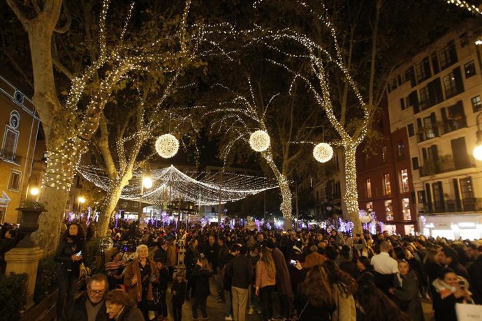 Archivo - Una multitud de personas pasea por Palma tras el encendido oficial de las luces de Navidad, en la Plaza de la Reina, en 2019, antes de la pandemia.