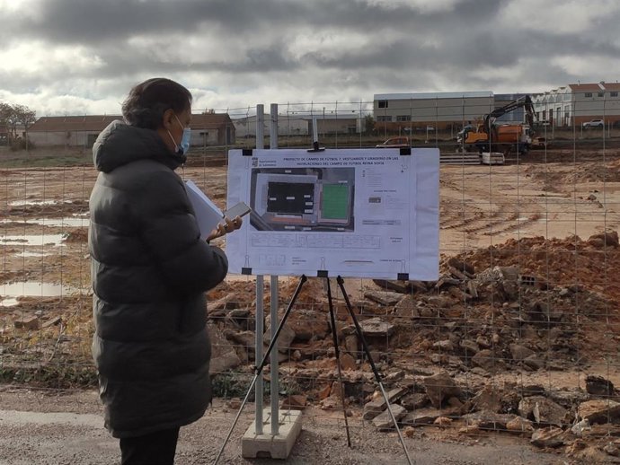 El alcalde de Salamanca, Carlos García Carbayo, observa el plano con las mejoras proyectadas en el campo 'Reina Sofía'