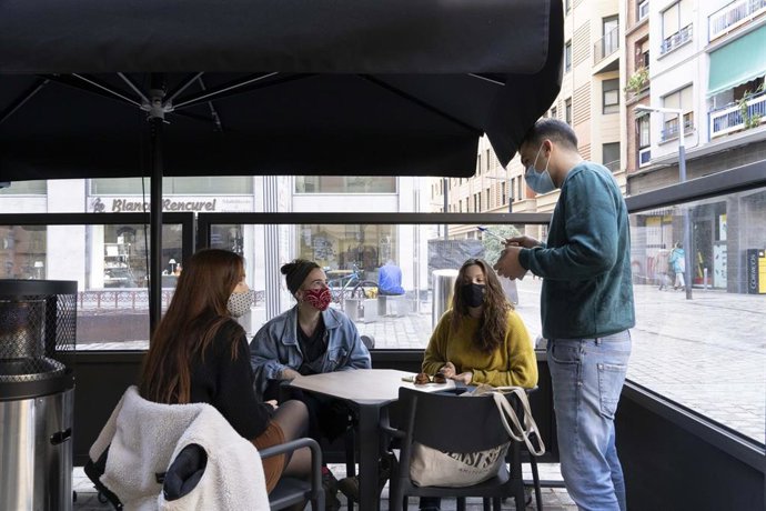 Archivo - Tres chicas son atendidas en la terraza de un bar en Logroño