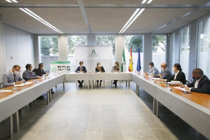 Reunión de la consejera de Fomento, Infraestructuras y Ordenación del Territorio, Marifrán Carazo, con los alcaldes y responsables municipales de Aljaraque, Cartaya, Lepe e Isla Cristina.