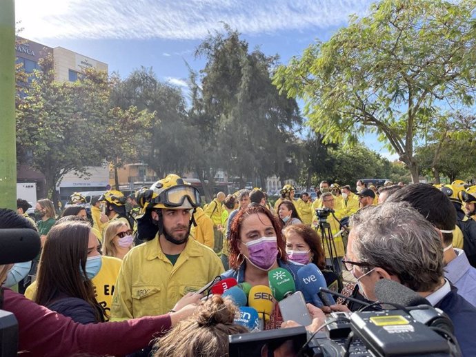 La parlamentaria no adscrita procedente de Adelante Andalucía Ángela Aguilera atiende a los medios durante una concentración de bomberos forestales del Infoca.