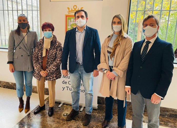 En el centro, el viceportavoz del Grupo Municipal Popular del Ayuntamiento de Burgos, Jorge Berzosa