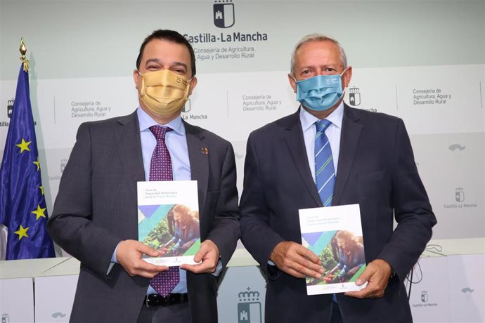 El consejero de Agricultura, Agua y Desarrollo Rural, Francisco Martínez Arroyo, y el presidente de Cooperativas agroalimentarias de Castilla-La Mancha, Ángel Villafranca, en la presentación de la Guía de Seguridad Alimentaria para la Venta Directa.