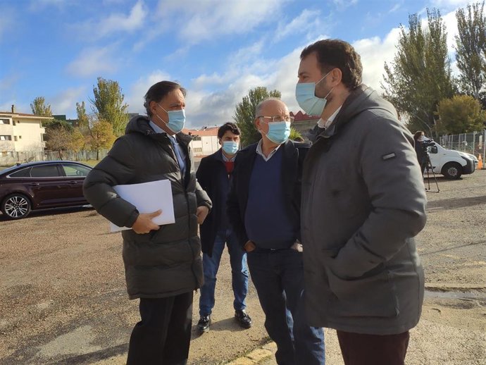 El alcalde de Salamanca, Carlos García Carbayo (izq), a su llegada este miércoles a las inmediaciones del campo 'Reina Sofía'.