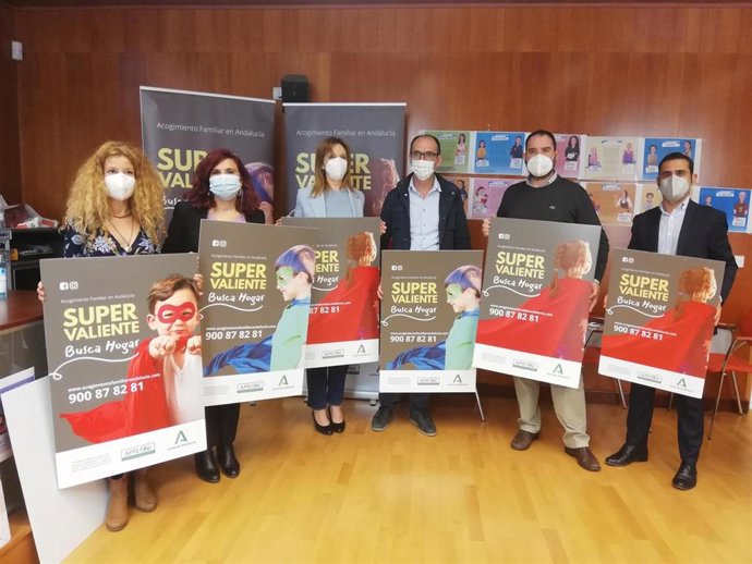 Presentación de la campaña 'Súper Valiente busca hogar' en Cádiz.