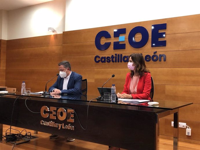 Archivo - La consejera de Empleo e Industria, Ana Carlota Amigo, en una rueda de prensa en la sede de CEOE Castilla y León en una imagen de archivo.