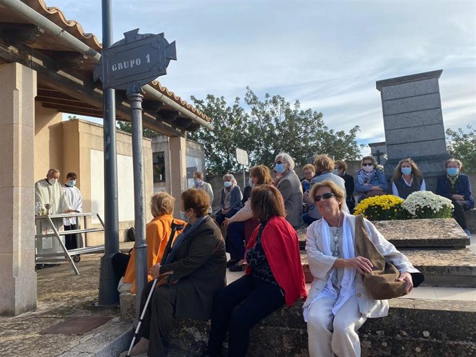 Misa de Tots Sants en el cementerio de Establiments, entre las tumbas.