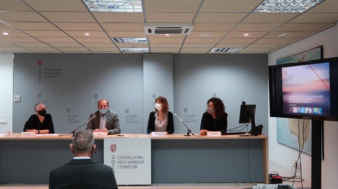 El conseller de Medio Ambiente, Miquel Mir; la directora general de Territorio, Maria Magdalena Pons, y la directora general de Política Lingüística, Beatriu Defior, en la presentación del primer Nomenclaátor Geográfico completo de Baleares.