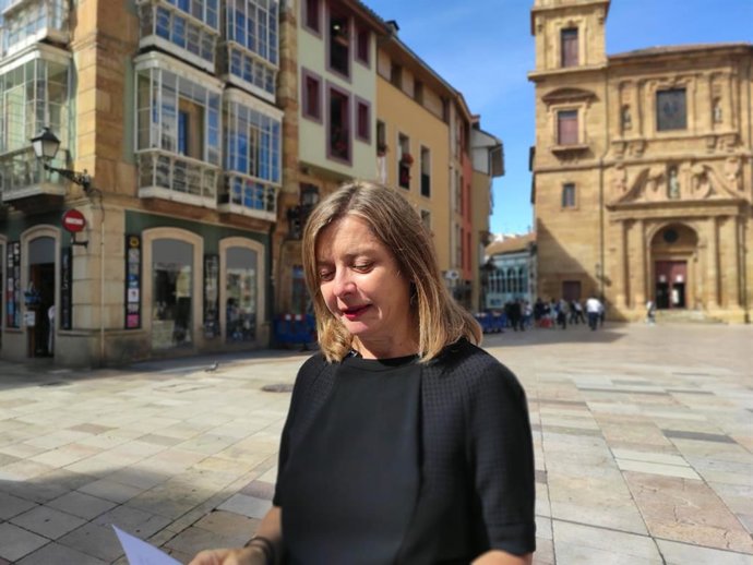 Archivo - La portavoz de Somos, Ana Taboada, atiende a los medios.