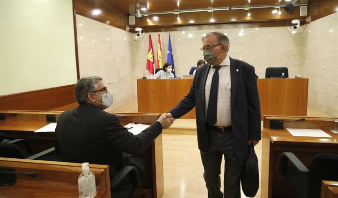 El diputado el PP en las Cortes de C-LM, Miguel Ángel Rodríguez, y el parlamentario del PSOE, Fernando Mora, en la Comisión de Economía y Presupuestos de la Cámara regional