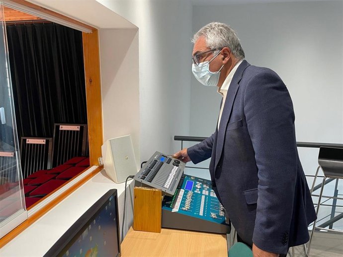 El consejero de Administración Local y Digitalización, Carlos Izquierdo, visita Colmenr del Arroyo