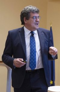 Escrivá dice que el descenso del paro "no es muy significativo" pero sí la creación de 100.000 empleos