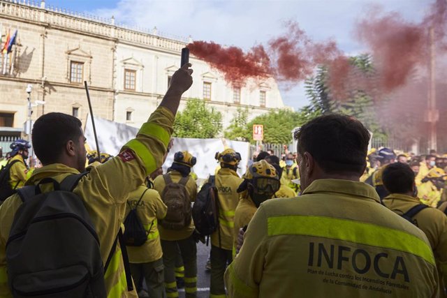 Manifestantes de Amaya concentrados en las puertas del Parlamento a 03 de noviembre del 2021, en Sevilla (Andalucía)