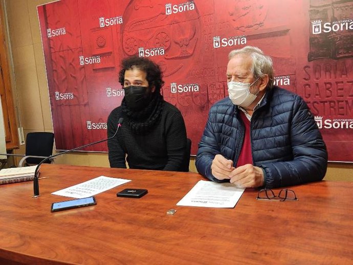 Nano López (izda) y Jesús Bárez hacen un balance del Festival de las Ánimas de Soria.