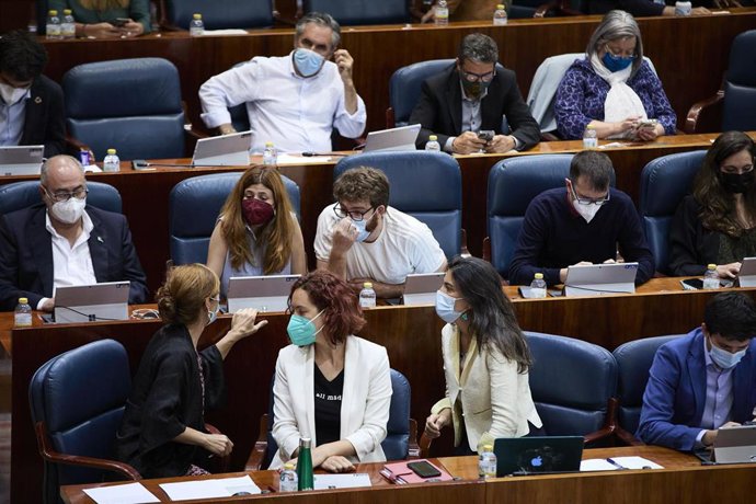 Archivo - (I-D) La portavoz de Mas Madrid, Mónica García; la portavoz adjunta de Más Madrid en la Asamblea de Madrid, María Pastor y la coportavoz y diputada de Más Madrid, Manuela Bergerot, conversan en la segunda sesión del pleno de investidura de la 