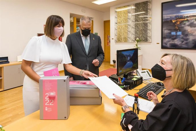 La consejera de Economía y Hacienda, María Sánchez, registra el proyecto de Presupuestos de Cantabria para 2022. Archivo