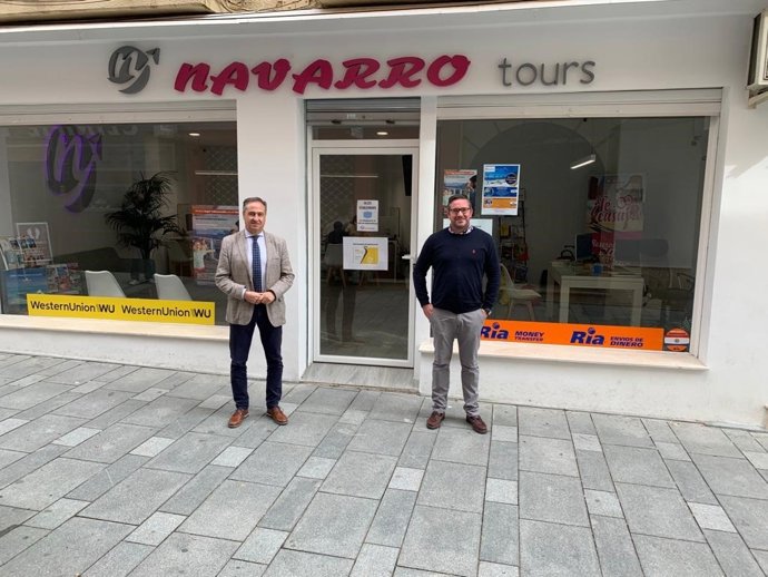 Pimentel (izda.) y Navarro, ante la agencia de viajes de Baena.