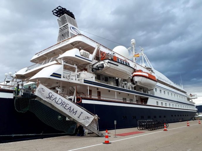 El primer crucero que llega al Puerto de Roses (Girona) tras la pandemia