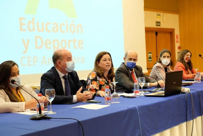 La viceconsejera de Educación y Deporte, María del Carmen Castillo, en la apertura de las Jornadas regionales de directores y directoras de Instituto de Andalucía (ADIAN)