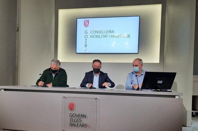 El conseller de Movilidad y Vivienda, Josep Marí, durante la rueda de prensa.
