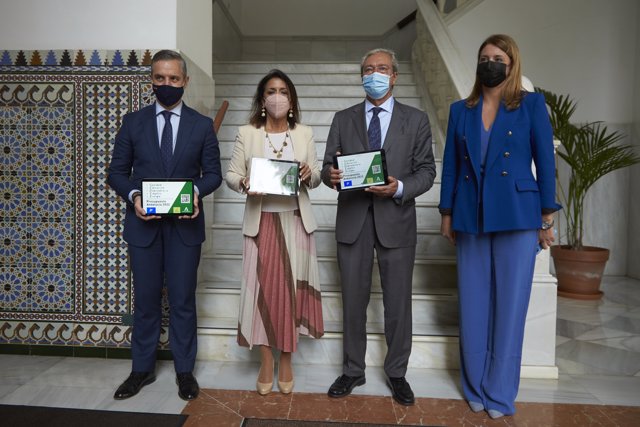 La presidenta del Parlamento, Marta Bosquet, (2i) posa junto a los consejeros de Hacienda, Juan Bravo, (i) y de Transformación Económica, Rogelio Velasco, (2d) durante la entrega del proyecto de Ley de Presupuestos para 2022. A 3 de noviembre de 2021