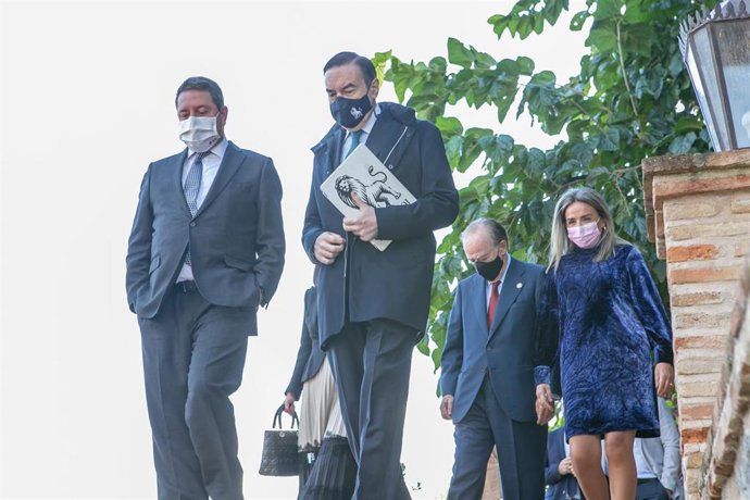 El presidente de Castilla-La Mancha, Emiliano García-Page, junto al periodista Pedro J. Ramírez
