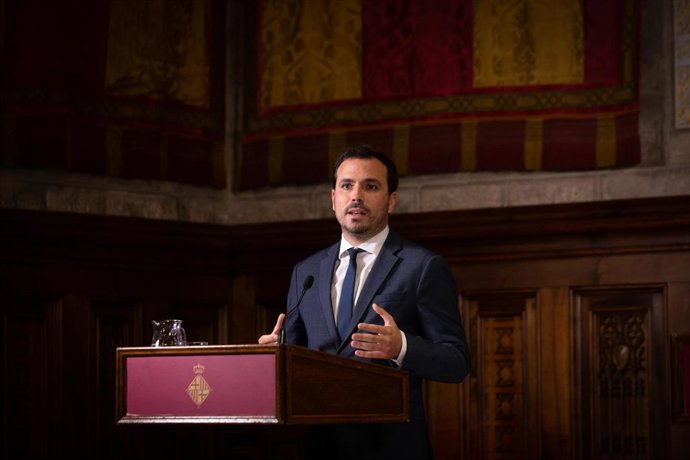 El ministro de Consumo, Alberto Garzón, en una rueda de prensa posterior a una reunión con la alcaldesa de Barcelona, en el Ayuntamiento de la ciudad, a 28 de octubre de 2021, en Barcelona, Catalunya (España).