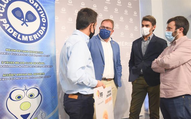 Miguel Pizarro, Antonio Rodríguez Osuna, Dan de Sande y Felipe González, en la sala de prensa del ayuntamiento.