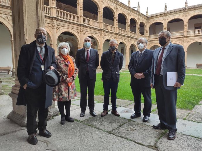 El presidente del CES, Enrique Cabero, segundo por la derecha, antes de la inauguración del congreso